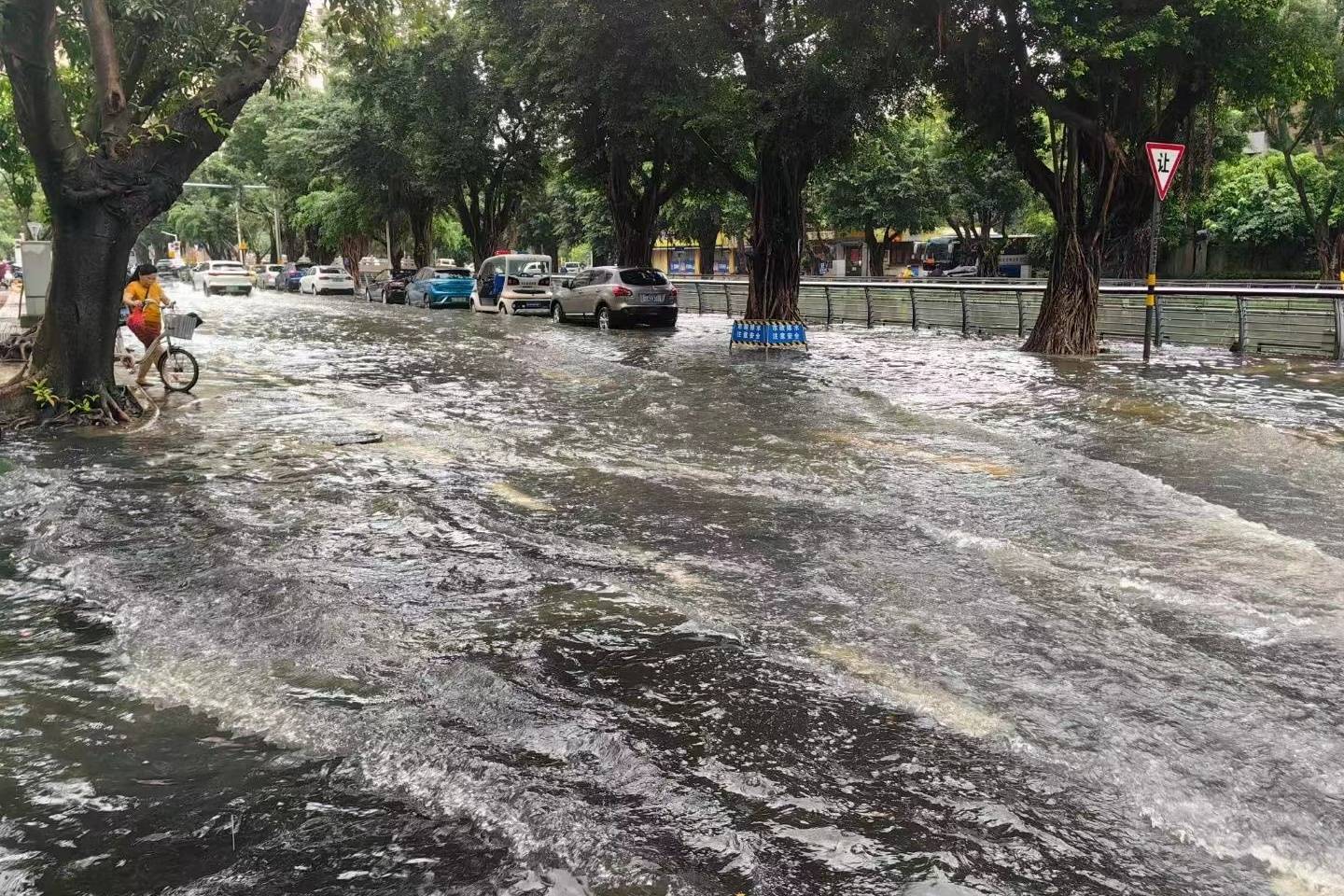 受降雨影响 海口市多条道路积水,公共交通线路暂停或绕行运营_路段