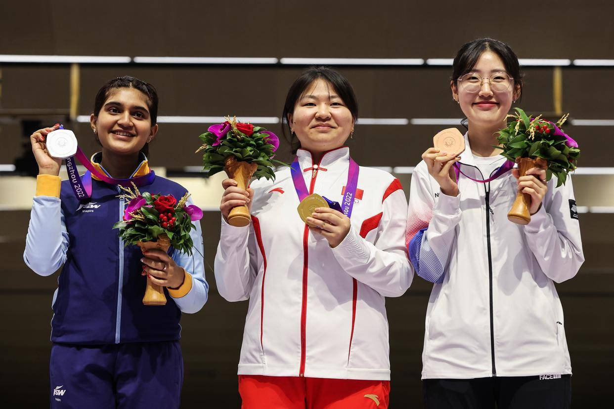 来百度app畅享高清图片9月27日,冠军中国选手刘锐(中),亚军印度选手