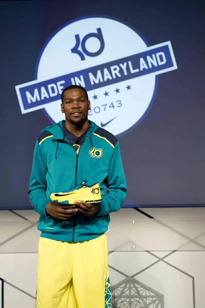 中底配置前掌zoom air气垫 全掌phylon泡棉,中足内嵌tpu稳定片,稳定