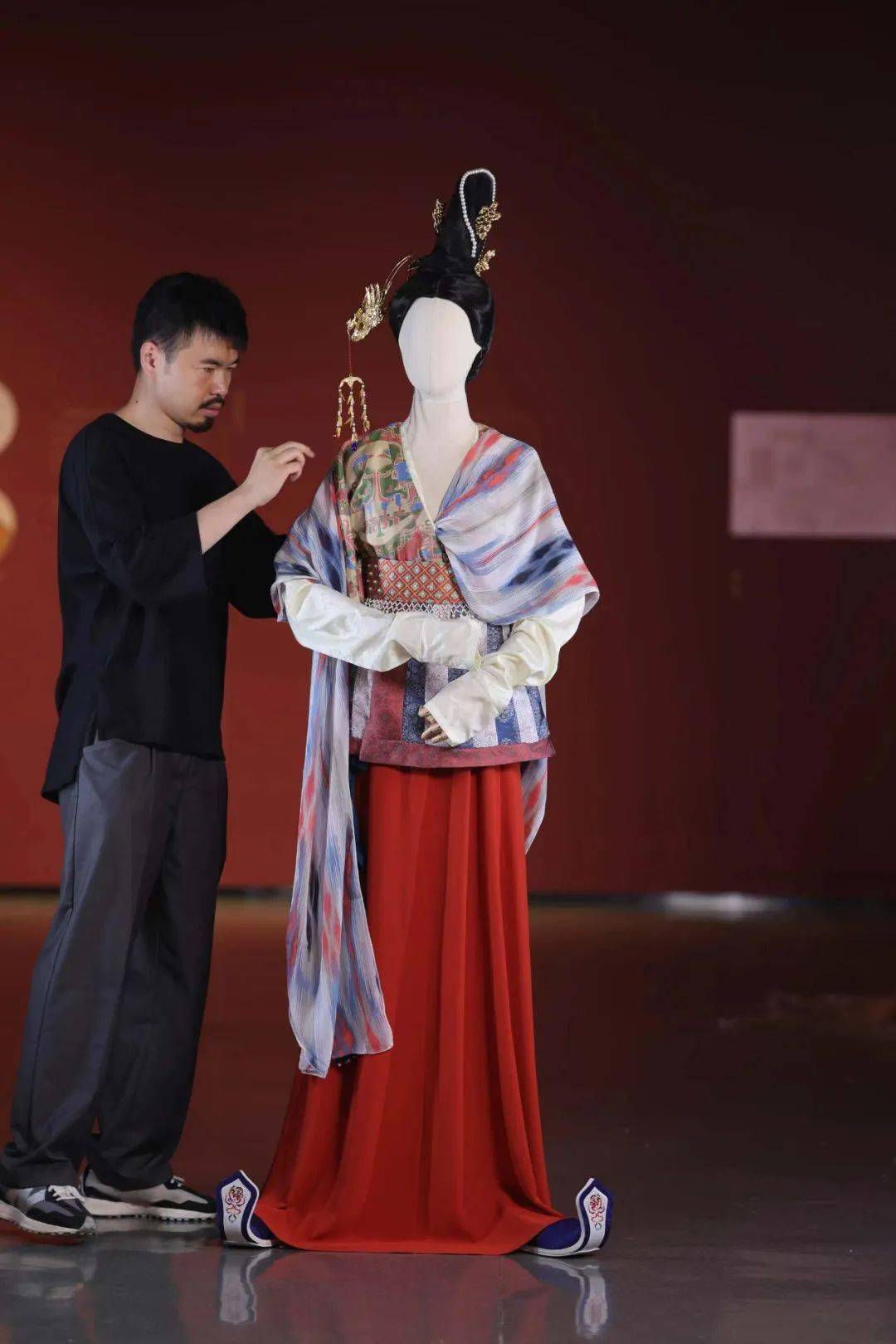 这被视作"汉服复兴运动"的重要源起.