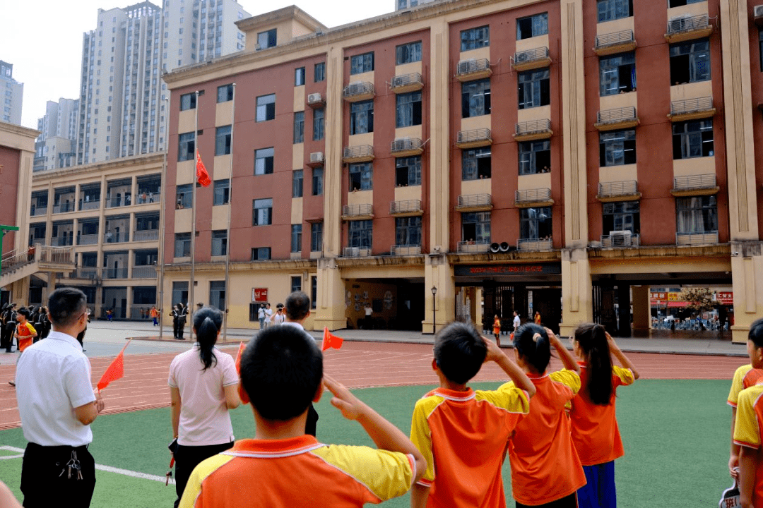 庆盛世华诞 迎金秋满月