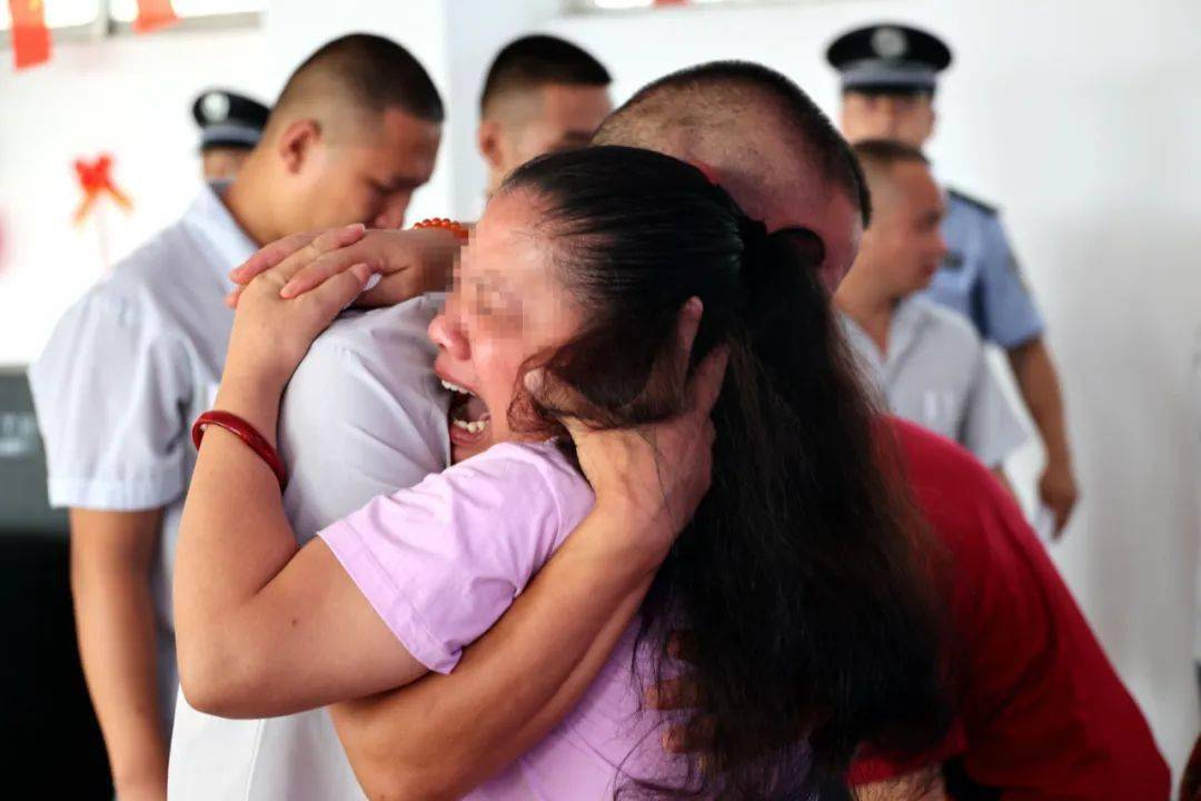 在"为父母洗脚"环节,台上亲人抱头痛哭,罪犯一边为父母洗脚一边悔恨