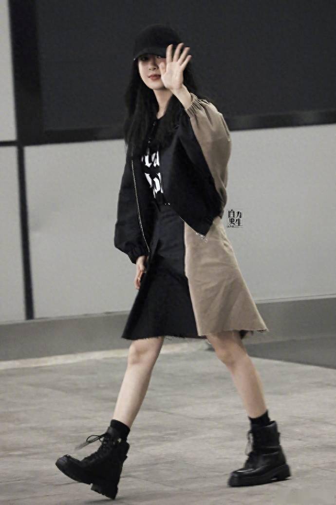 杨紫录制《我们的美好生活》,短裙露细直美腿,女神范十足!