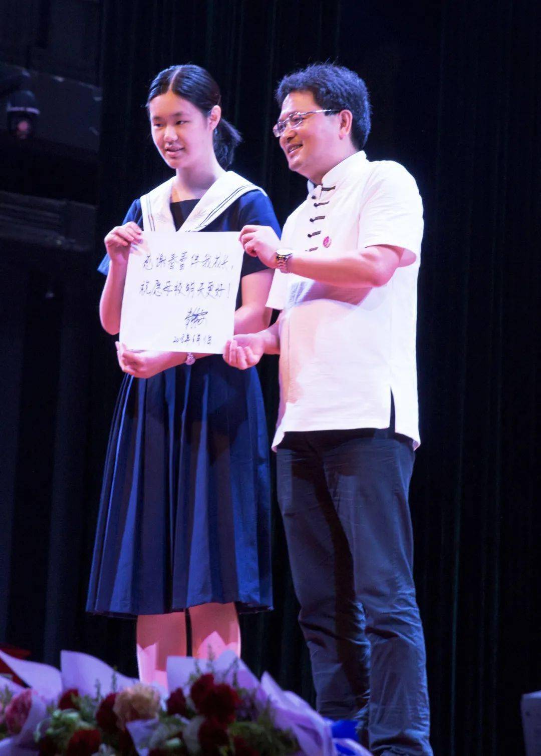 朱锦尔回到母校春蕾中学朱锦尔参加文龙巷小学心愿树活动据了解,文龙