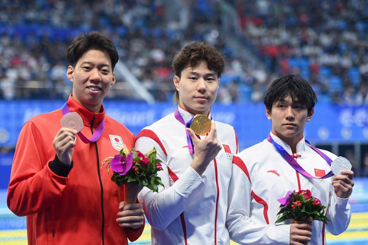 (中),亚军中国选手董志豪(右),季军日本选手渡边一平在颁奖仪式后合影