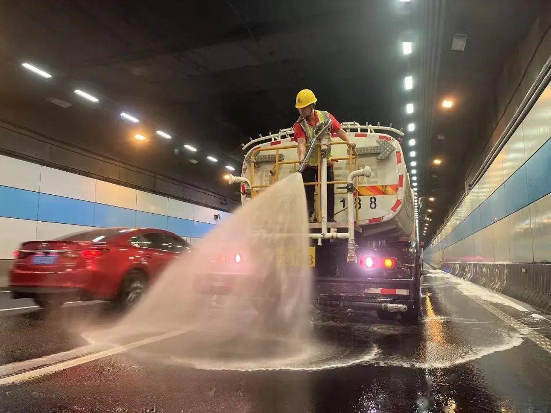 市公路中心快速处置阳澄西湖隧道轿车自燃事件_抢险_人员