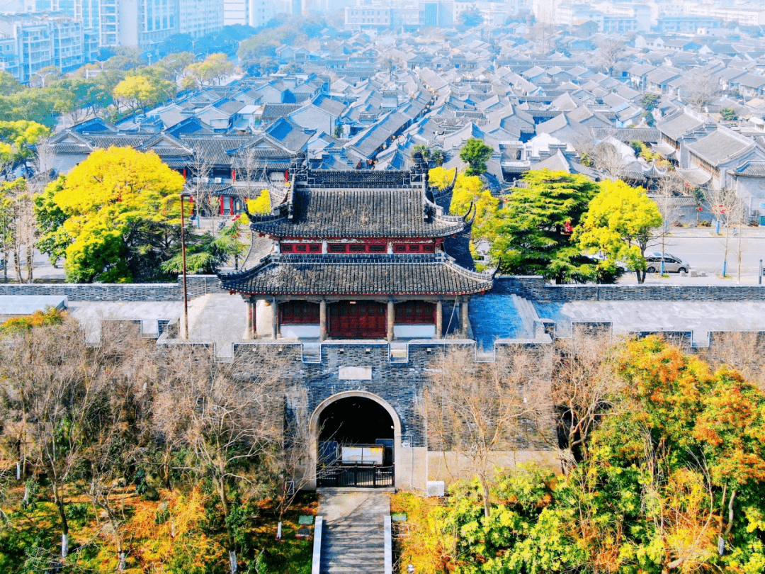 简介:如皋市四海楼美食店总店坐落于如皋市如城街道文昌路,取名"四海