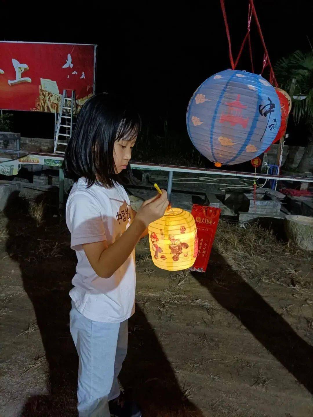 民族风格的一种汉族民俗文娱活动形式中秋月圆夜在农庄挂着许多灯笼