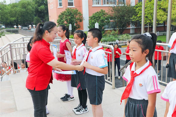 [浦东]高桥镇小学:风采少年迎国庆,榜样引领兴中华——迎国庆主题升旗