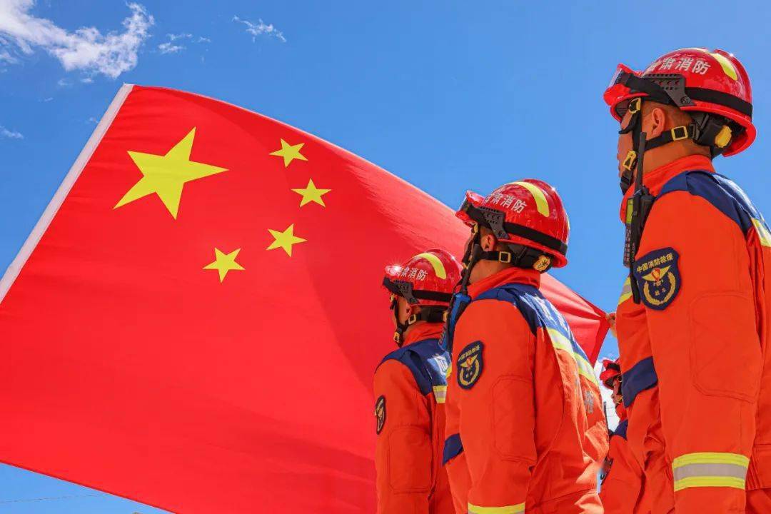 张掖消防与国旗"同框" 向祖国表白_photo_take_信仰