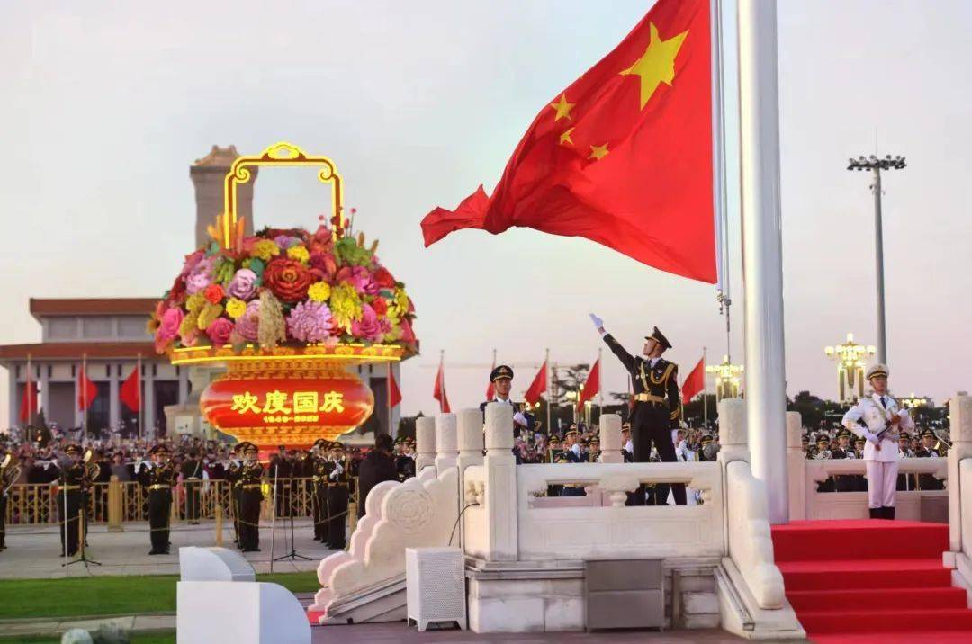天安门广场超30万人观升旗_国旗_五星红旗_祖国
