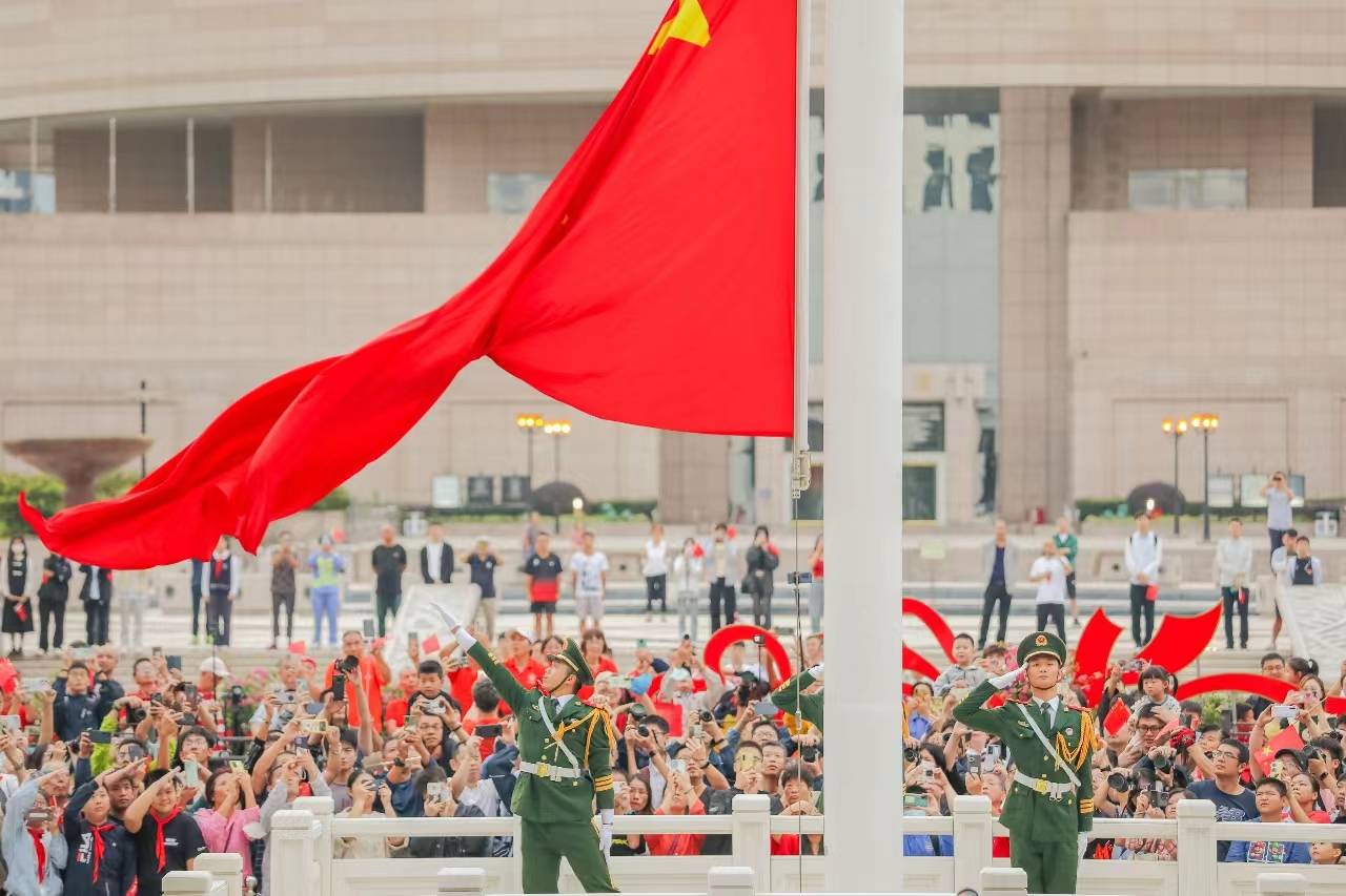 图说│ 祝福祖国!上海武警在人民广场举行升旗仪式