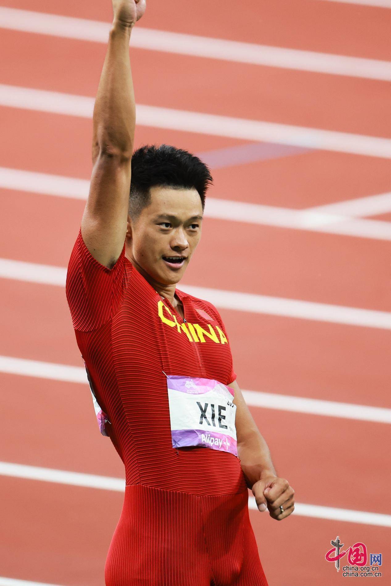 9月30日晚,杭州亚运会男子100米决赛中,30岁的谢震业以9秒97的成绩