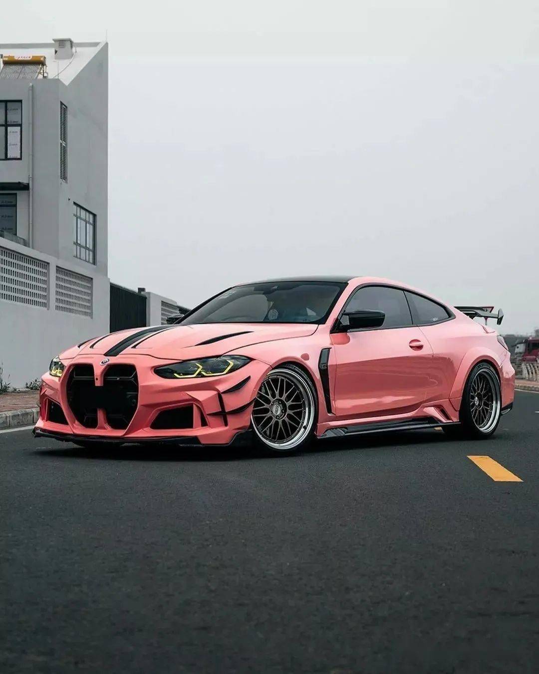 darwinpro全新定制宽体宝马m4发布,粉色涂装回头率爆表 | 酷乐汽车