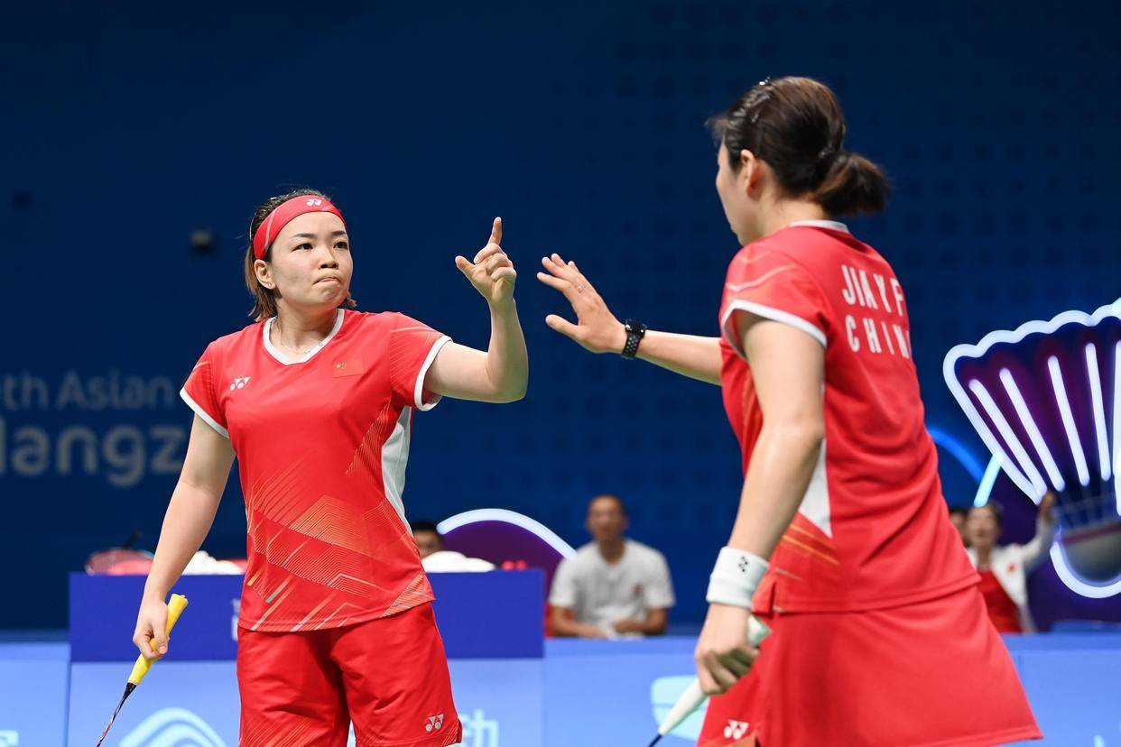 第二场女双,当前世界排名第一的"凡尘组合"陈清晨/贾一凡以18比21,14