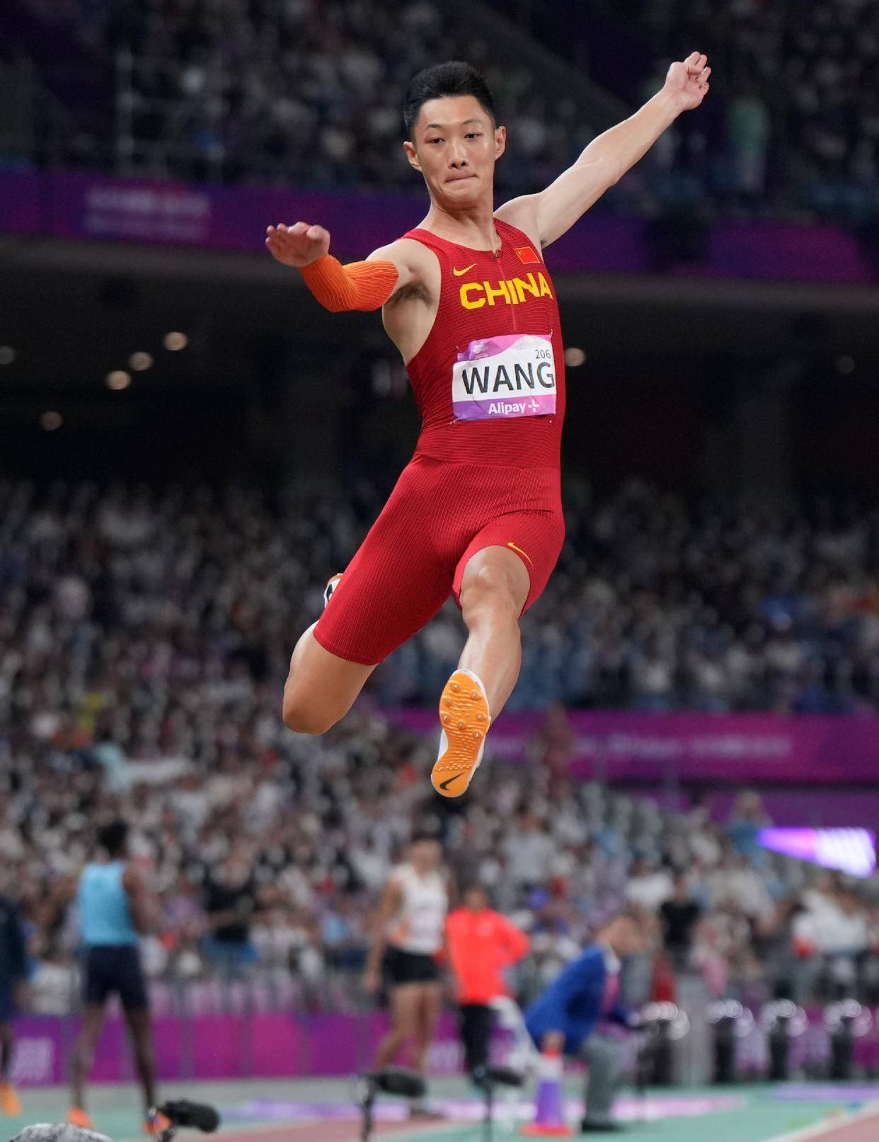 一跳"定乾坤",江苏运动员王嘉男成功卫冕_石雨豪_成绩_跳远