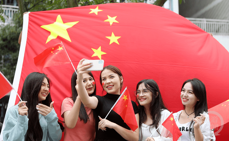 图集| 我和国旗合个影,晒出浓浓爱国情!_市民_渝中区_摄影