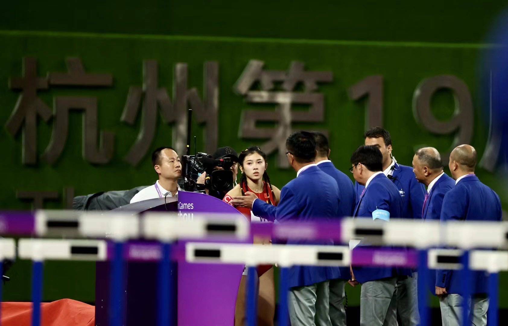 吴艳妮接受采访回应亚运会抢跑：我真抢跑了又怎么了_凤凰网视频_凤凰网