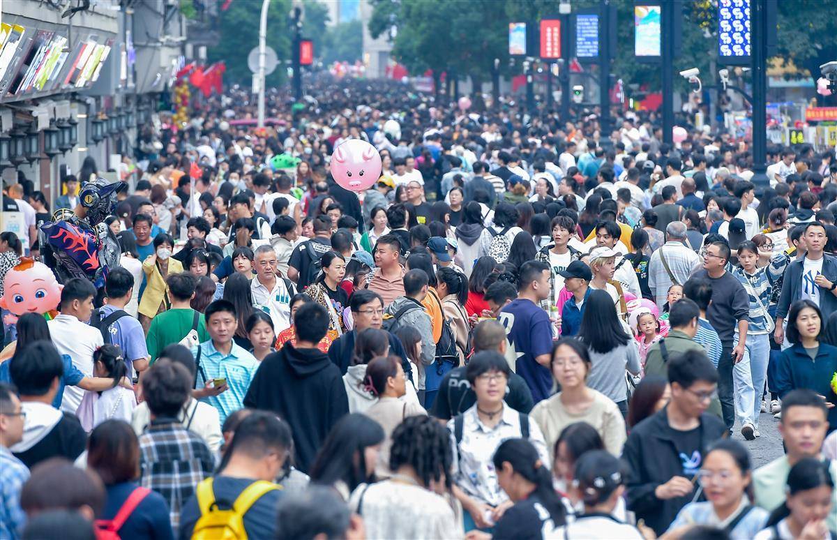 长假第四天,汉口江汉路依然人气爆棚_步行街_人流_四面八方