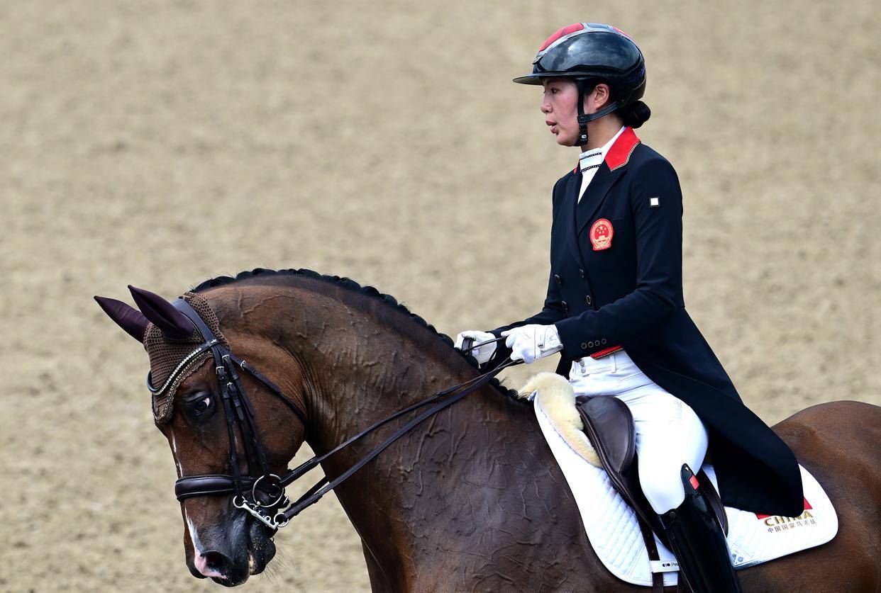 杭州亚运会丨马术盛装舞步团体赛中国队收获一枚银牌_比赛_饶嘉怡