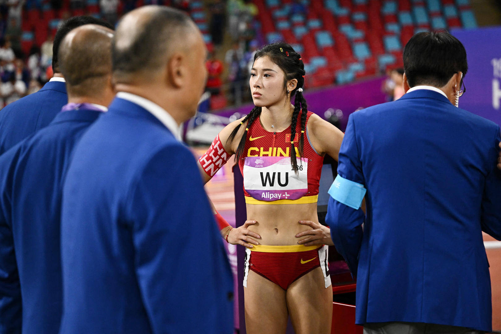 吴艳妮女子100米栏轻松入围决赛 母亲到场加油 - 封面新闻