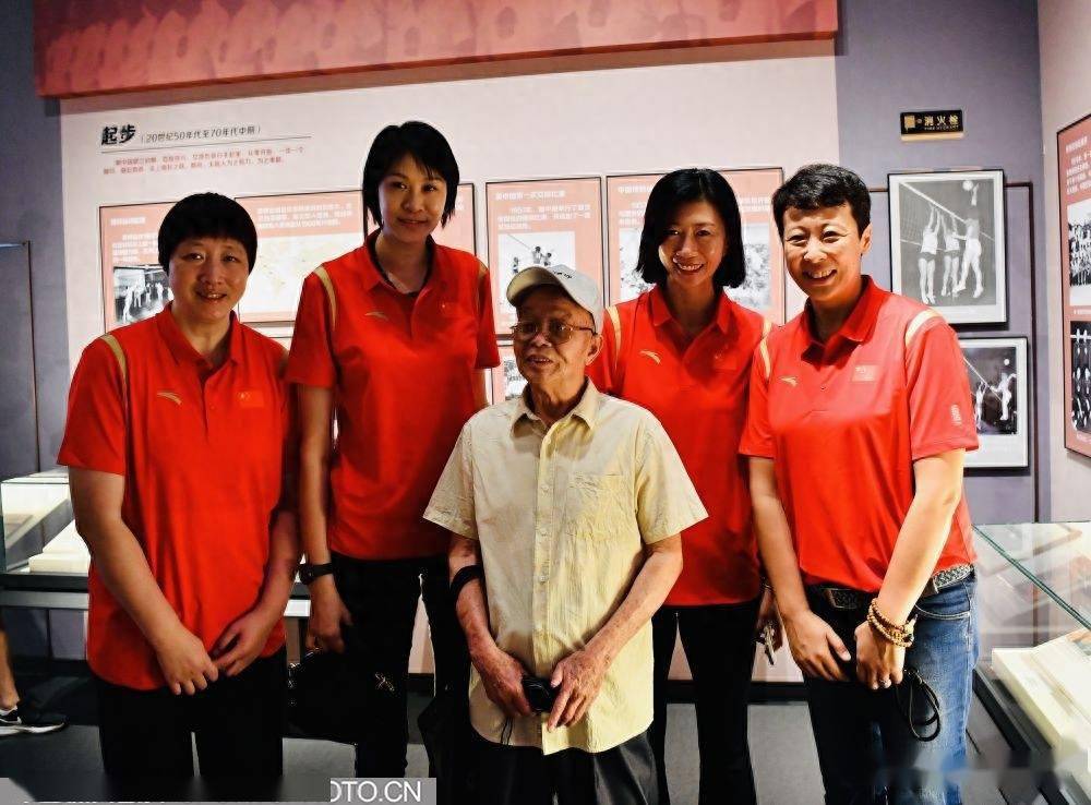 和冯坤在自己的照片前合影女排"黄金一代"座谈徐利参加座谈会返回搜狐