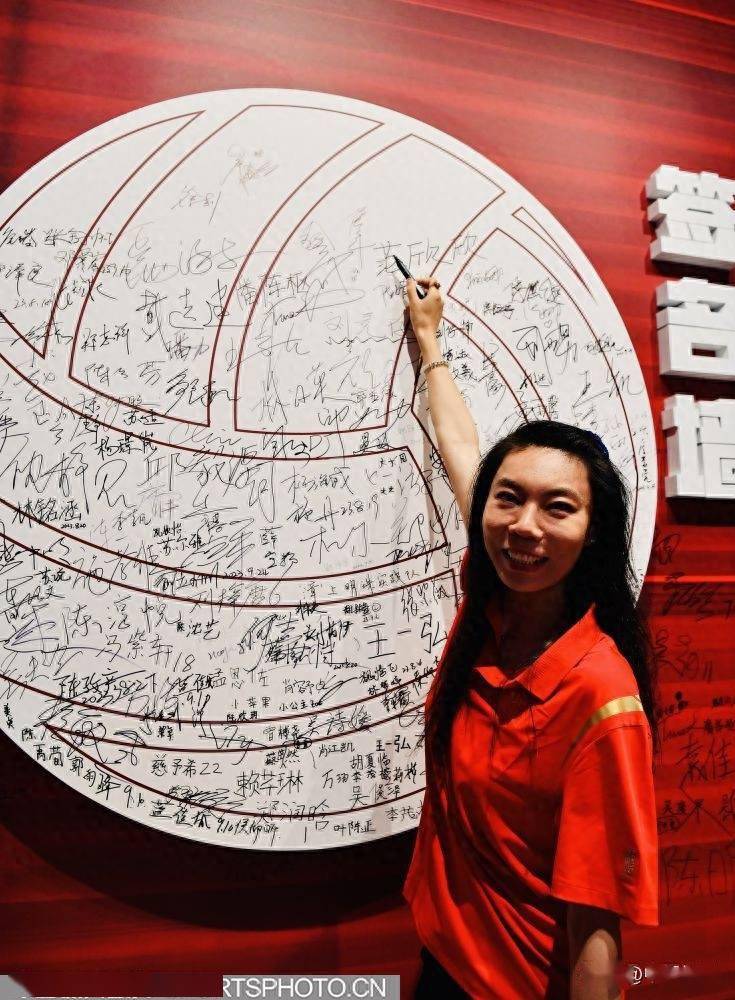 (右)和冯坤在自己的照片前合影女排"黄金一代"座谈徐利参加座谈会