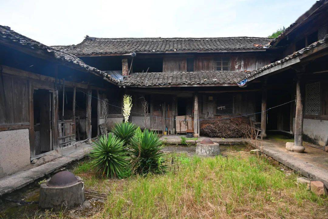 天台县三合镇栗树园村在宝华寺下,还保留着一些老房子,但也不多了.