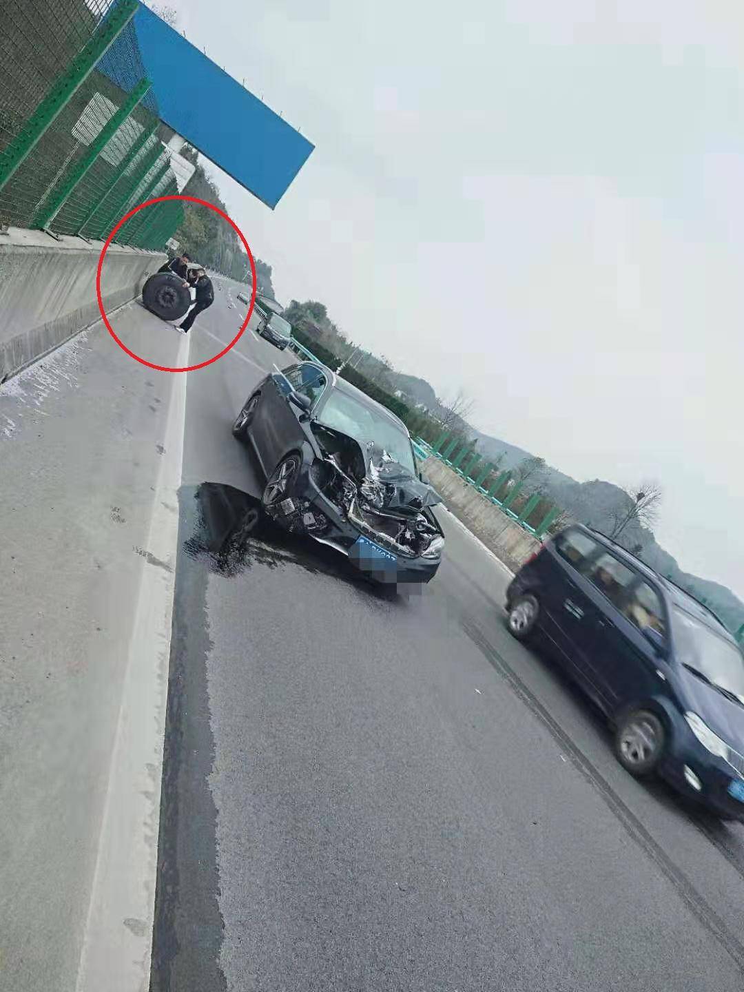 黔大高速发生一起"飞胎砸奔驰"交通事故,无人员伤亡_轮胎_轿车_货车