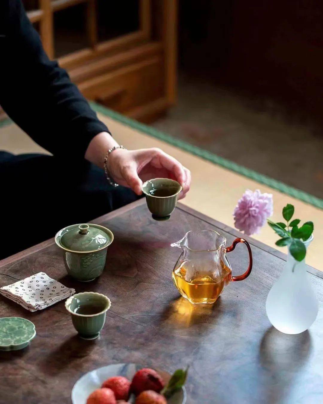 组一款带水壶的高端旅行茶具含一盖碗