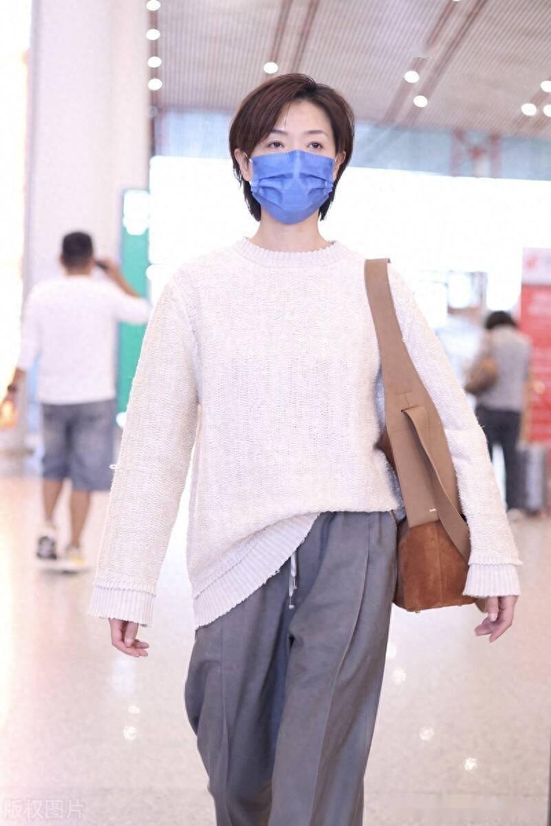 街拍:万茜米白色针织衫 灰色老爹西裤 麂皮单肩包轻松随性_北京_机场