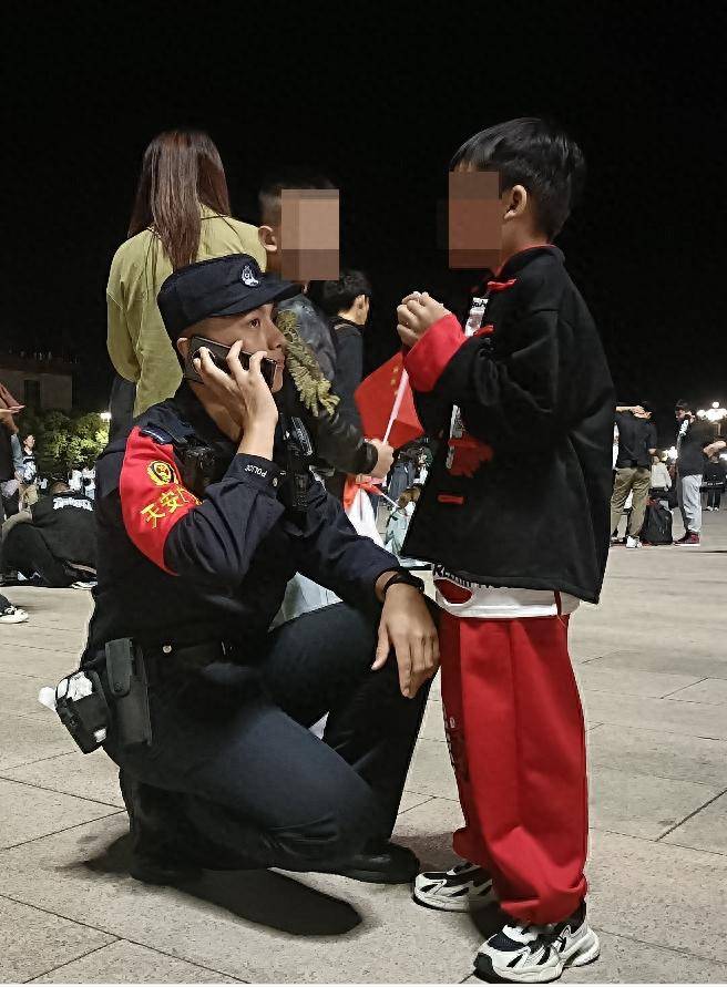 记者见证天安门广场不眠之夜:鲜红的国旗 藏蓝的守护