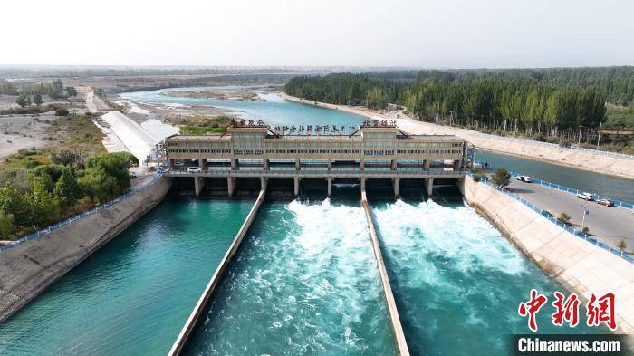 新疆叶尔羌河喀群引水枢纽 助力两岸耕地秋播_莎车县_杨韬_调度