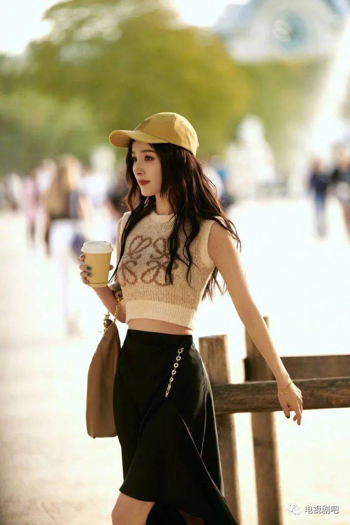 杨幂新造型写真 露肩背心搭配短裙大秀好身材_照片_来源_娱乐