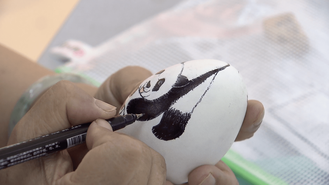 她把"大千世界"刻在2毫米厚的蛋壳上_房清芳_雕刻_绘画