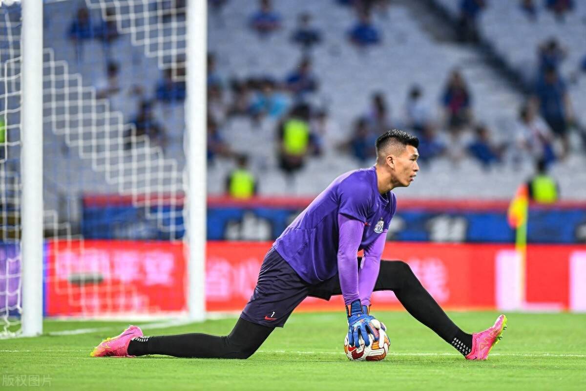 申花门神首次敲开国足大门,未来或成主力阵容黑马,迎来处子秀!