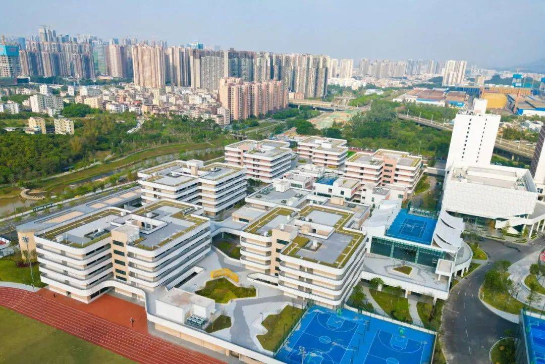 向左滑动查看深圳实验学校高中园位于坪山区,内设明理,崇文,卓越,至臻