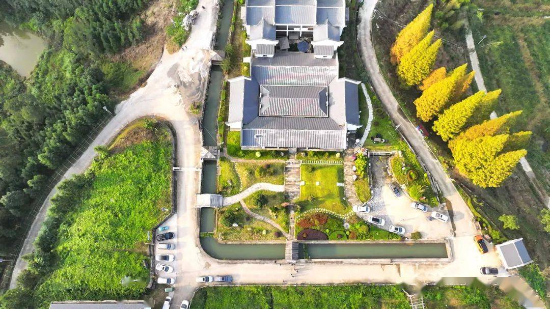 游客在宜丰县黄垦镇九岭桃园游玩(何贱来 摄)游客在袁州区南庙镇明月