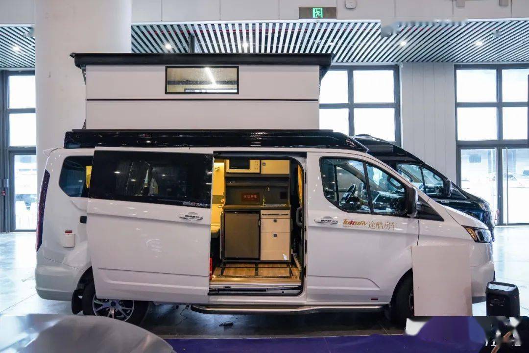 这款神行者f328升顶房车基于新款全顺v362底盘打造,采用近年流行的