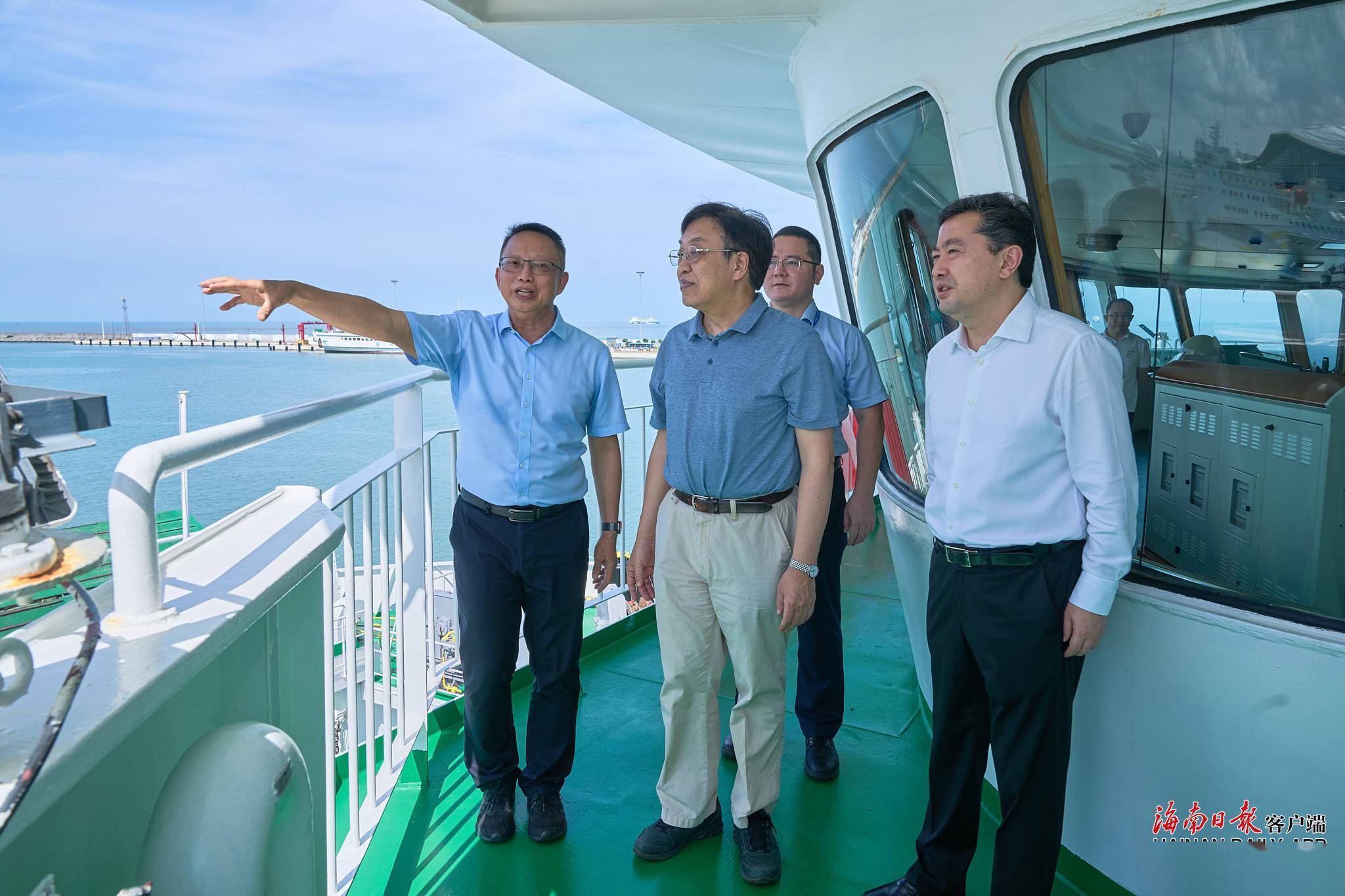 冯飞看望慰问假期值班值守人员并检查旅游市场秩序和安全生产等工作