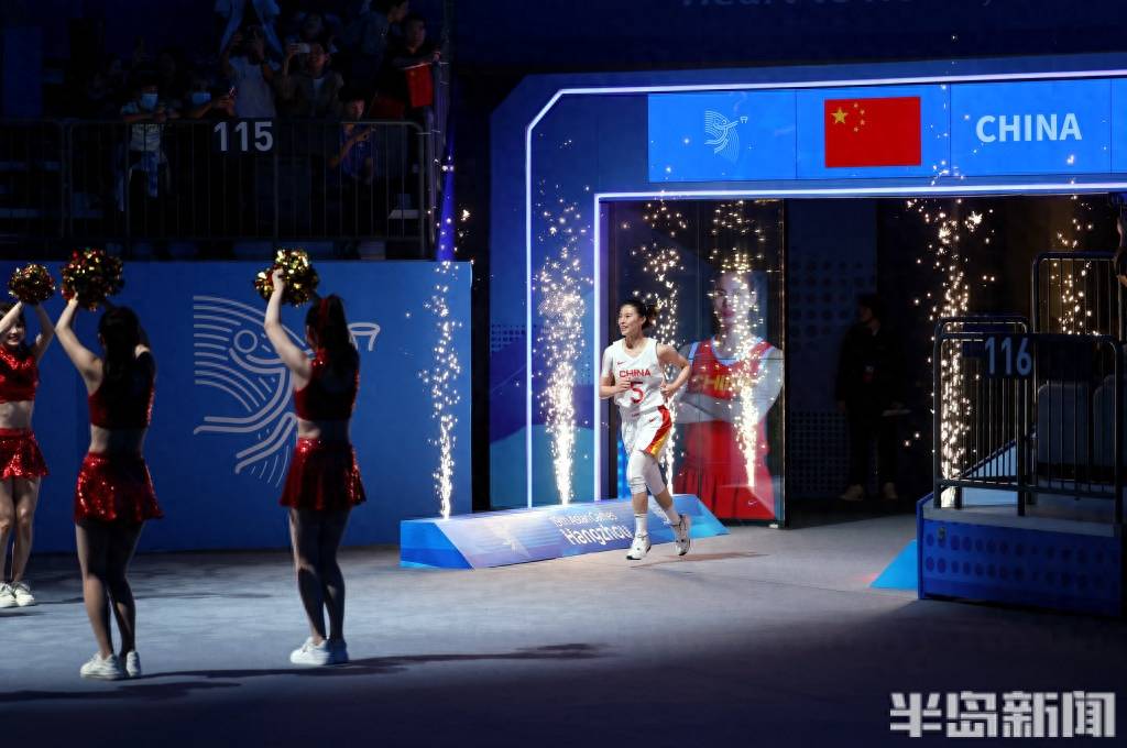 游泳馆灯光秀跳水女子三米板决赛前,场边技术官员跟随现场dj舞动起来