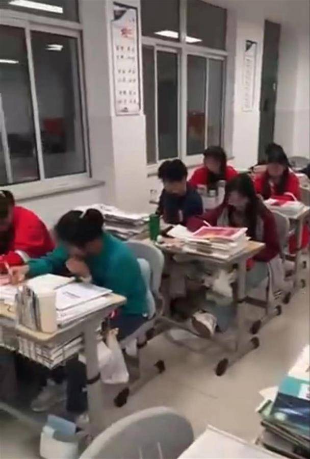多方回应家长到校看管学生上晚自习：自愿原则，将开会讨论是否继续_视频_教体局_淮南