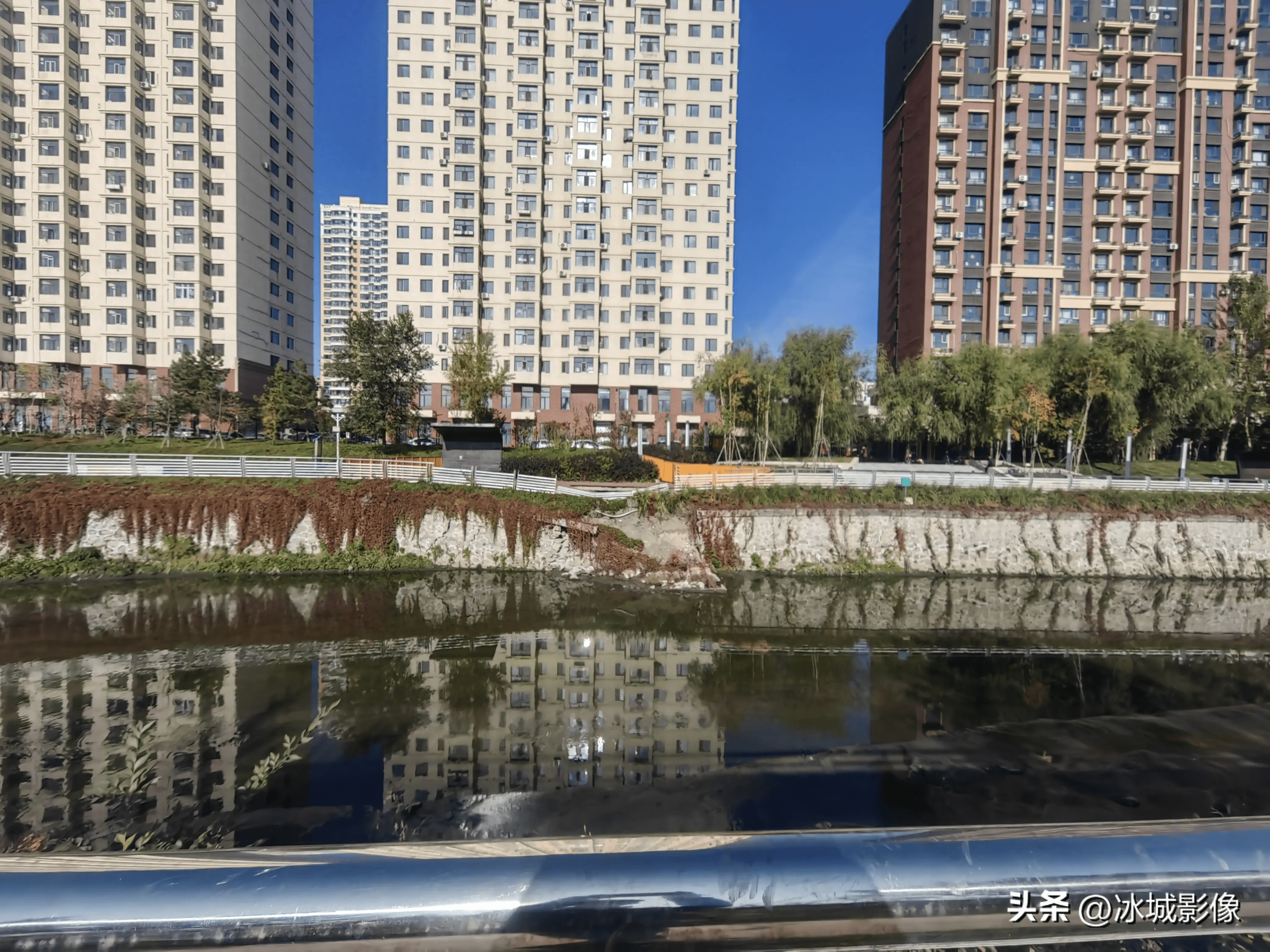 哈尔滨市道里区武威路至职工街间的何家沟,刚改造没多长时间,可是岸边