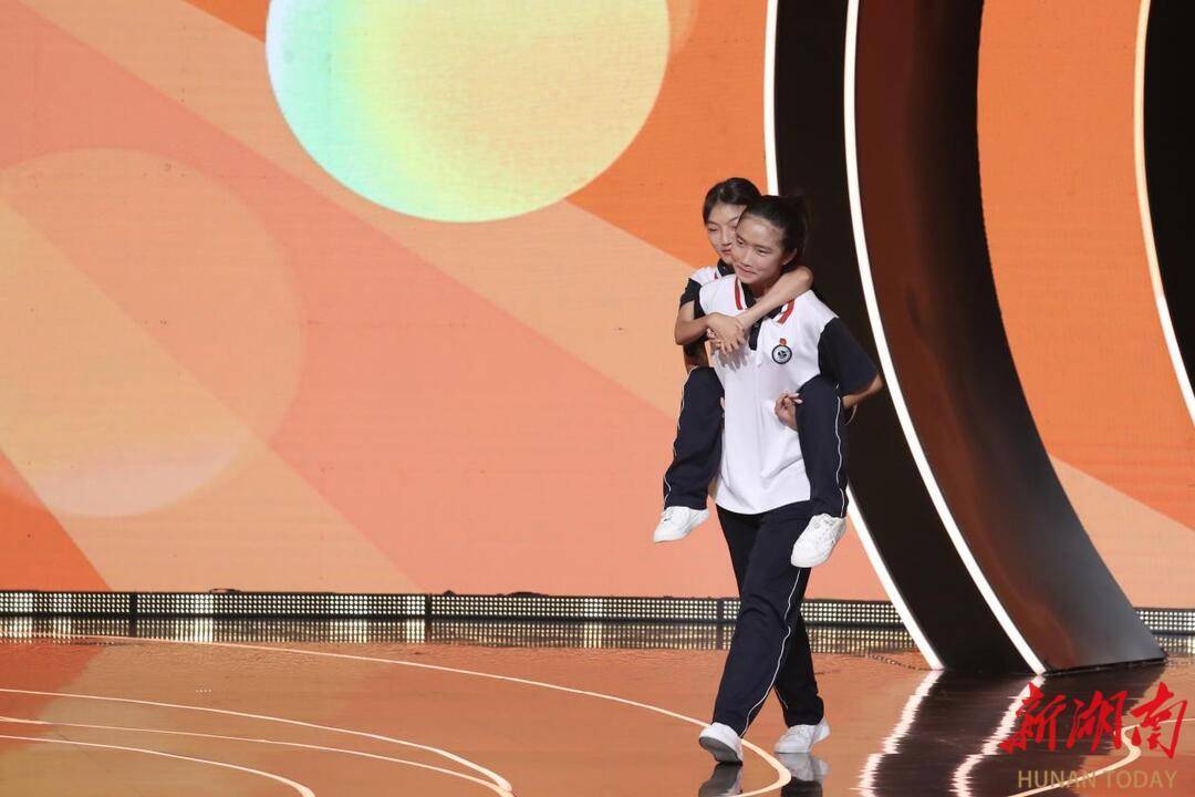 来百度app畅享高清图片熊莎莎背着同学熊思琦走上舞台.