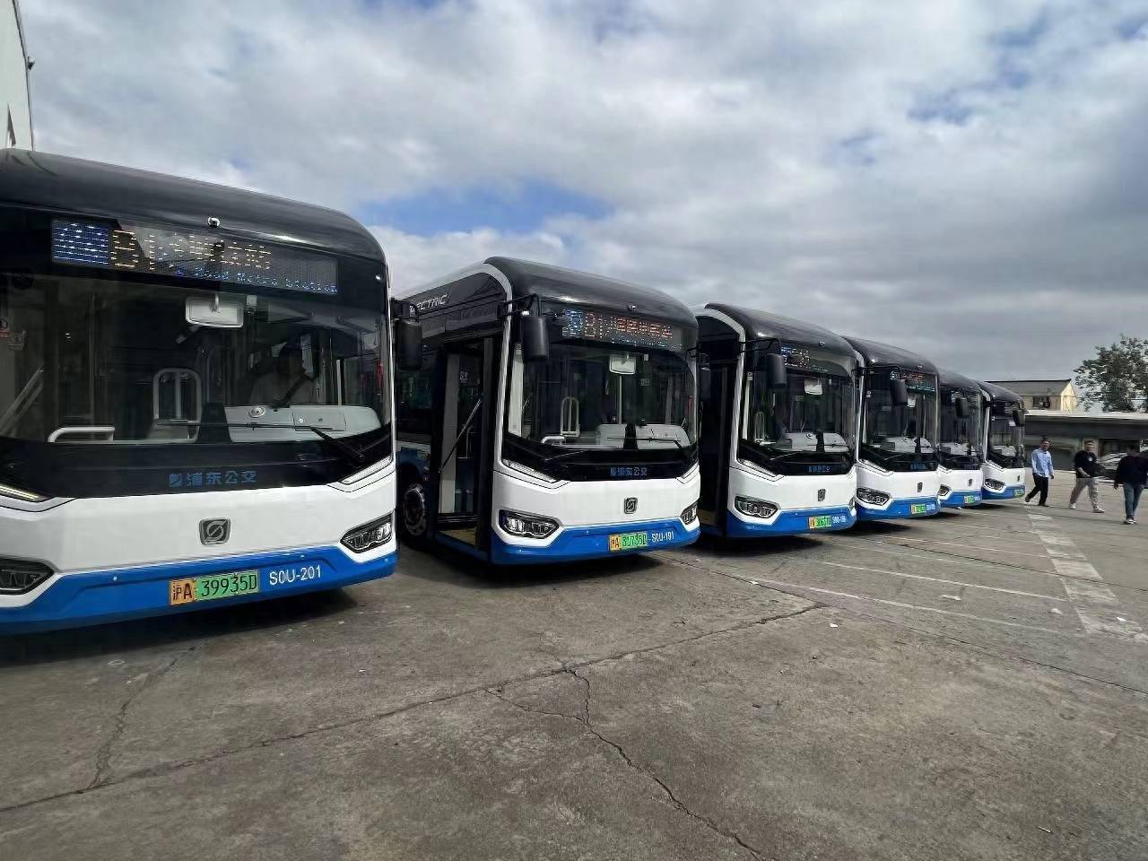 10月13日,81路公交车辆全线换新完毕.