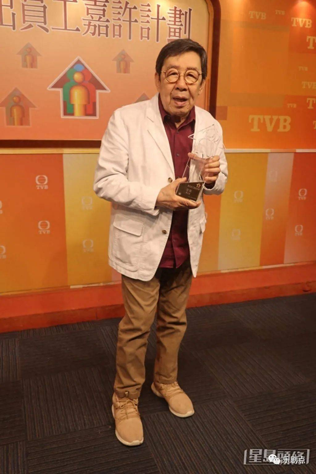 恭喜，91岁胡枫获颁TVB杰出员工奖，获乐易玲当众献吻，自曝仍渴望拍戏_顾纪筠_香港_工作量