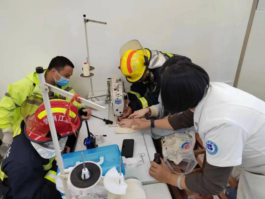 一学生手指被缝纫机钢针扎穿._救援_操作_进行