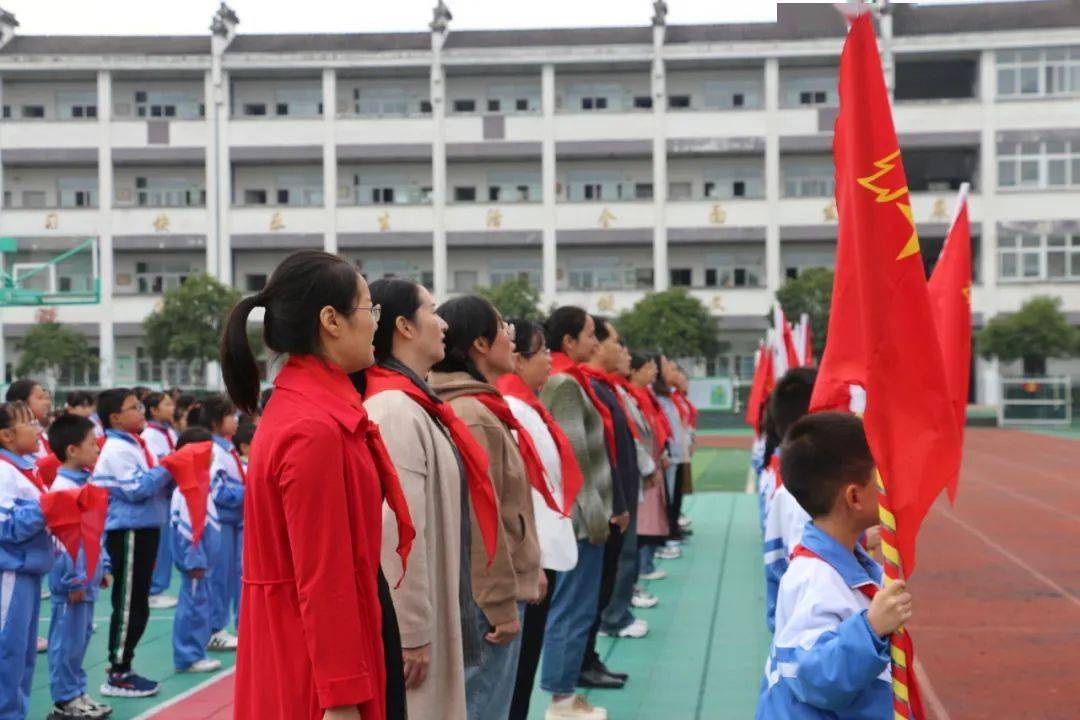 【少先队活动】歙县新安小学:用入队仪式迎接建队日_红领巾_少先队员