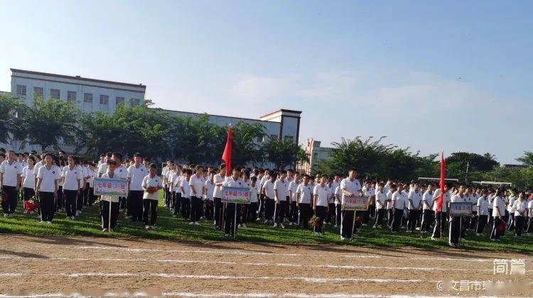 裁判员代表符林地老师宣誓运动员代表八(1)班覃荣华同学宣誓运动会总