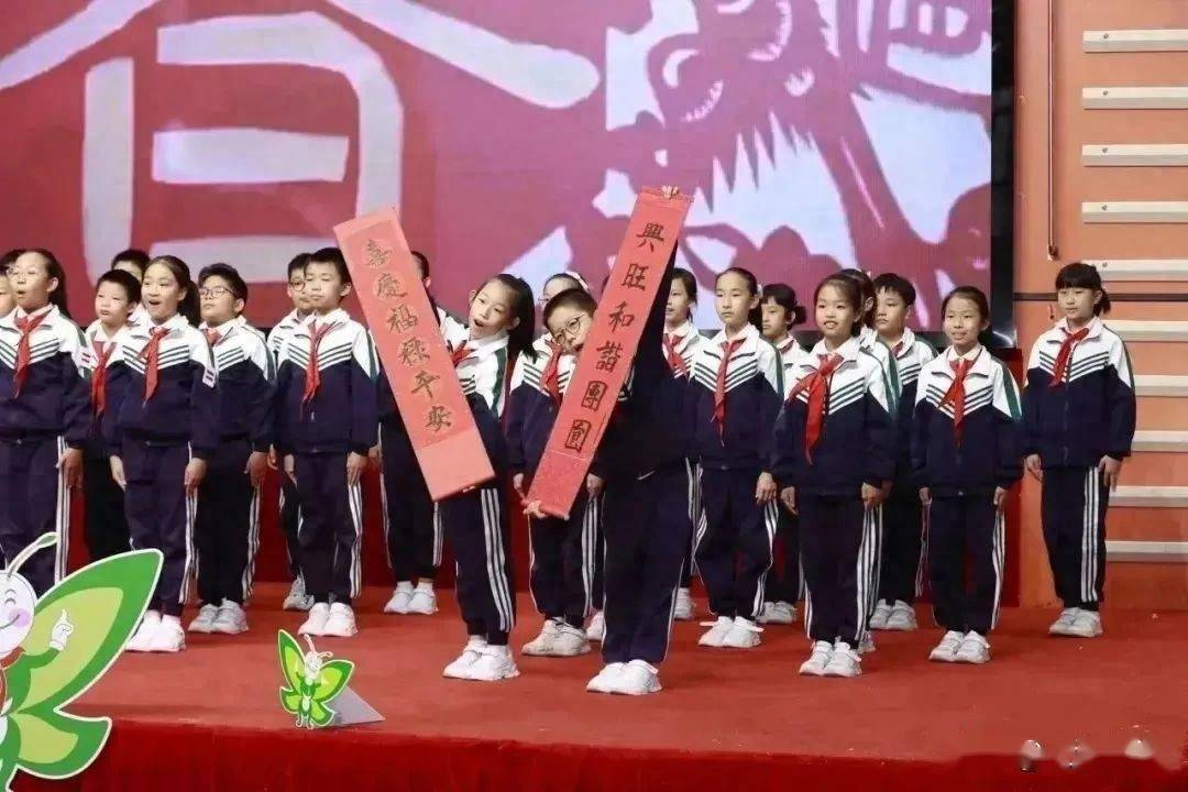 学校队礼仪展示冠军"小神龙"中队一上场就吸引了大家的目光,挺拔的